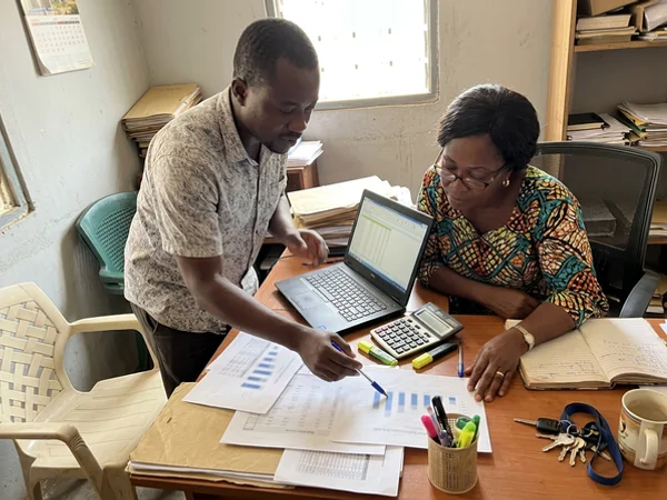 Account manager explaining monthly leads and cost per lead